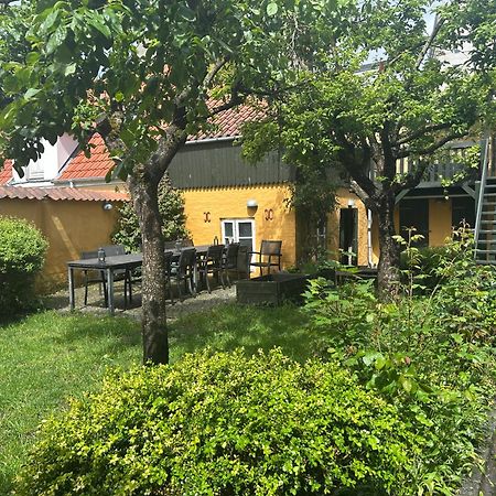 Vidunderligt Hus M/Egen Gardhave - Midt I Centrum Apartment Aalborg Exterior photo