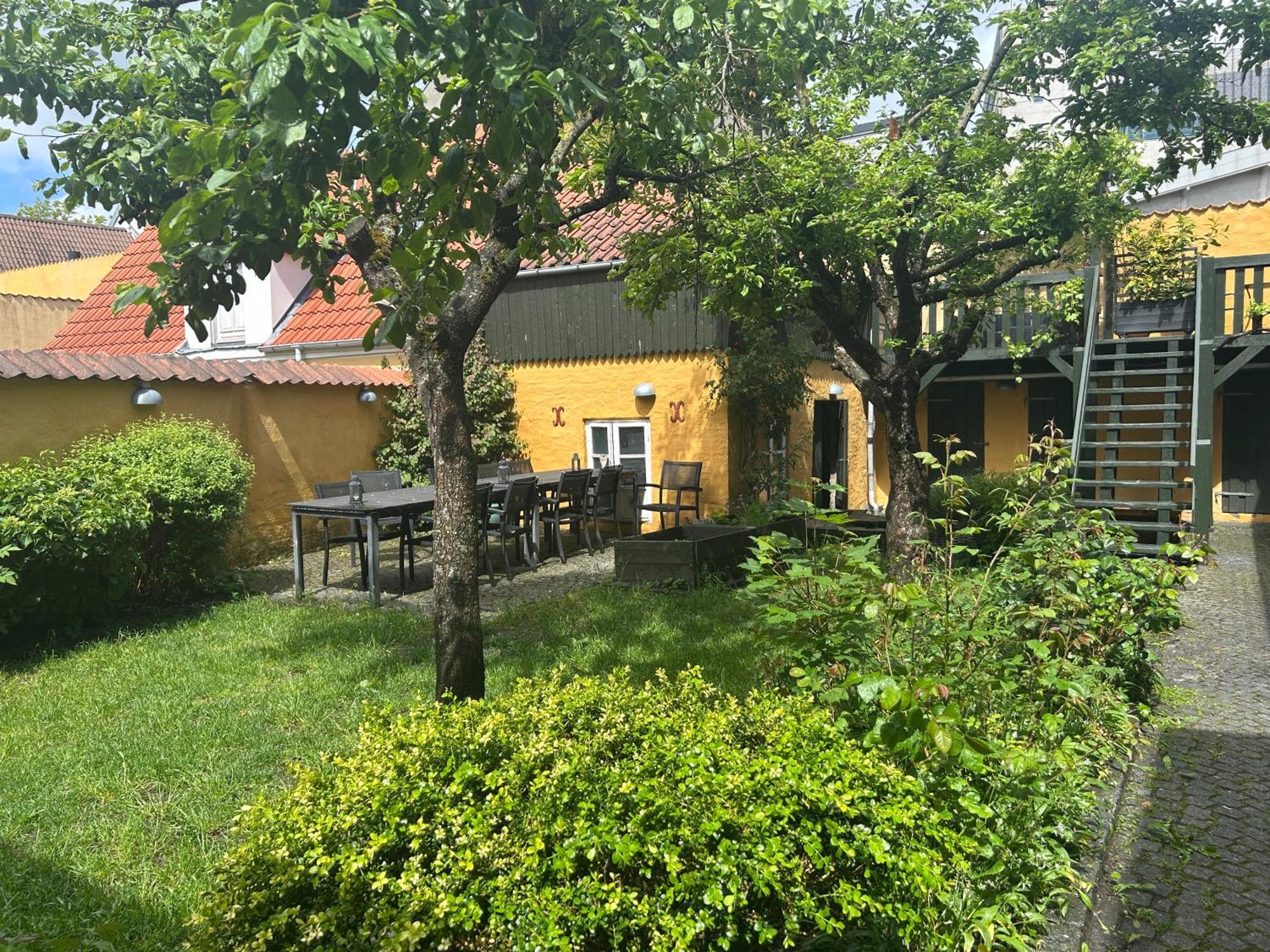 Vidunderligt Hus M/Egen Gardhave - Midt I Centrum Apartment Aalborg Exterior photo